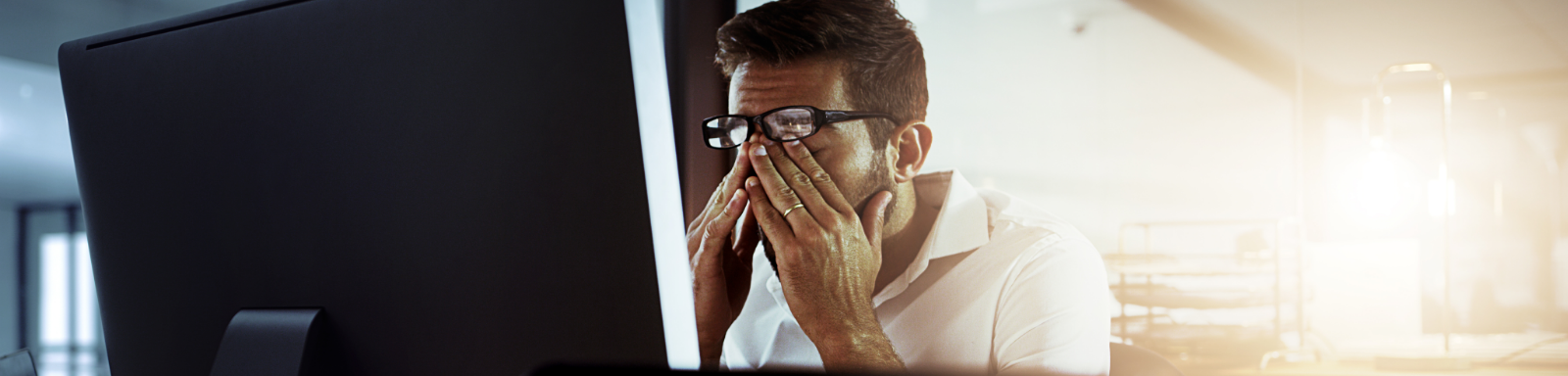 Equipos empresariales enfrentando desafíos organizacionales